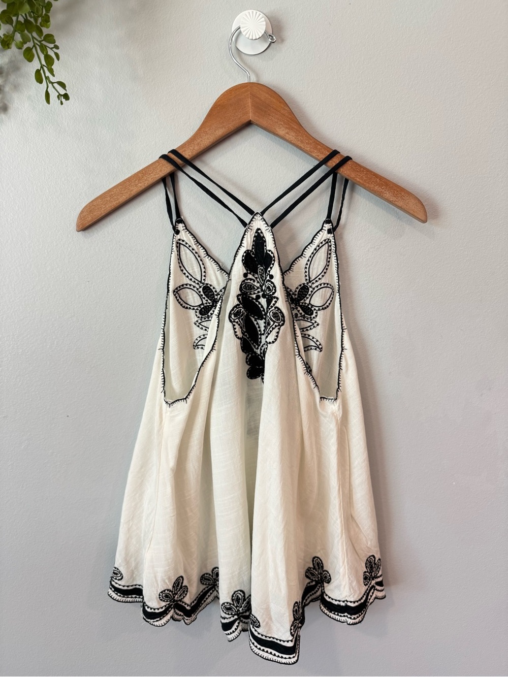 Anthropologie White Tank with Black Embroidered Floral Detail Sz Small - Picture 4 of 8